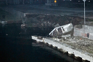 Metković, 21. prosinca 2010. - urušeni dio luke na desnoj strani rijeke Neretve, u blizini lučke pumpe za pretovar rasutoga tereta